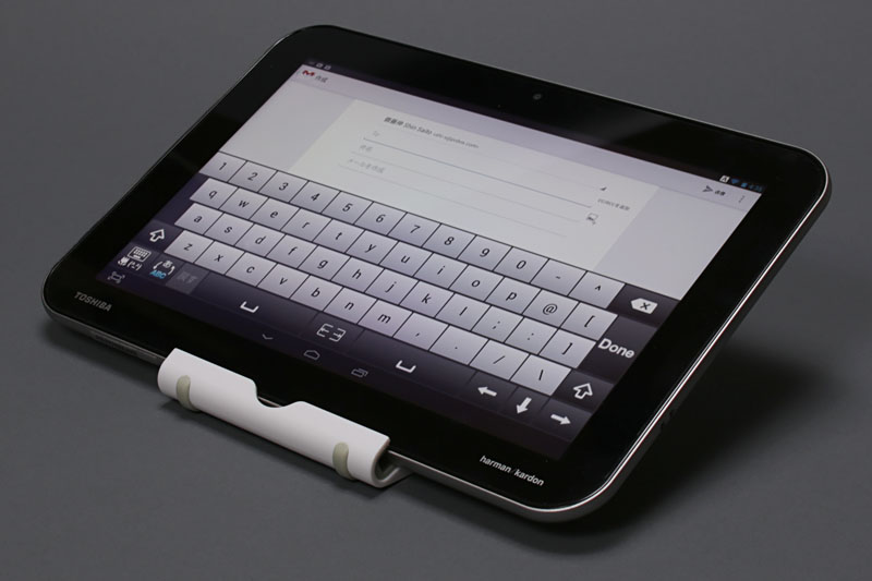 「REGZA Taclet AT703」をセットした様子。縦置きでも横置きでもイケるが、縦置きだとやや安定感に欠ける。これもまた、端末横置き＆角度緩やか状態だと、ソフトウェアキーボードが使いやすい