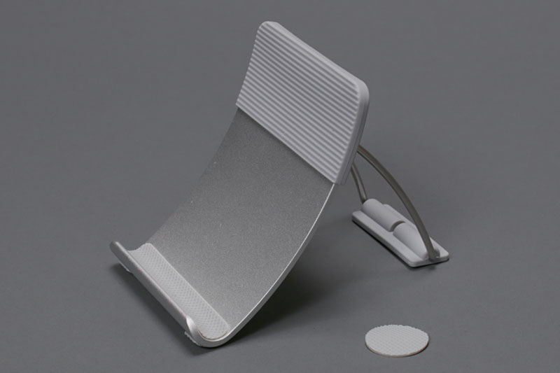 エレコムの「スマートフォンスタンド P-DS004SV」。アルミ製のスタンドで、角度は10～80度の範囲で無段階調節可能。各所に滑り止めが付いていて安定性も高い。載せる端末によっては金属部分と端末が接触するが、その場合には付属のラバーパッドを貼って対処できる