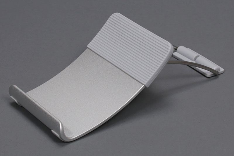 エレコムの「スマートフォンスタンド P-DS004SV」。アルミ製のスタンドで、角度は10～80度の範囲で無段階調節可能。各所に滑り止めが付いていて安定性も高い。載せる端末によっては金属部分と端末が接触するが、その場合には付属のラバーパッドを貼って対処できる