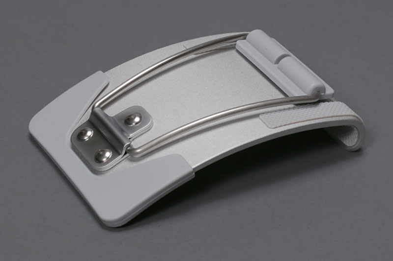 エレコムの「スマートフォンスタンド P-DS004SV」。アルミ製のスタンドで、角度は10～80度の範囲で無段階調節可能。各所に滑り止めが付いていて安定性も高い。載せる端末によっては金属部分と端末が接触するが、その場合には付属のラバーパッドを貼って対処できる