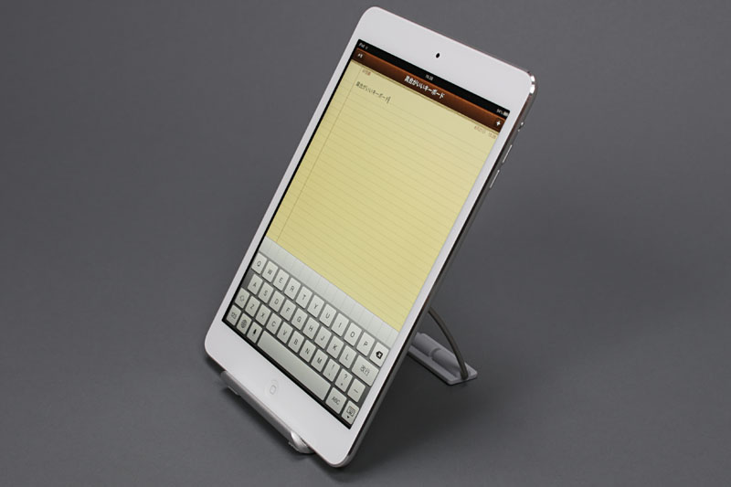 「iPad mini」をセットした様子。安定感も良く角度を自由自在に変えられるので、Bluetoothキーボードと組み合わせての使用も快適。スタンド自体が目立たないのも好感触だ