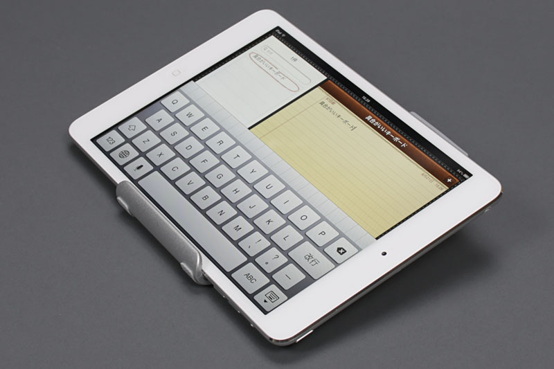 「iPad mini」をセットした様子。安定感も良く角度を自由自在に変えられるので、Bluetoothキーボードと組み合わせての使用も快適。スタンド自体が目立たないのも好感触だ