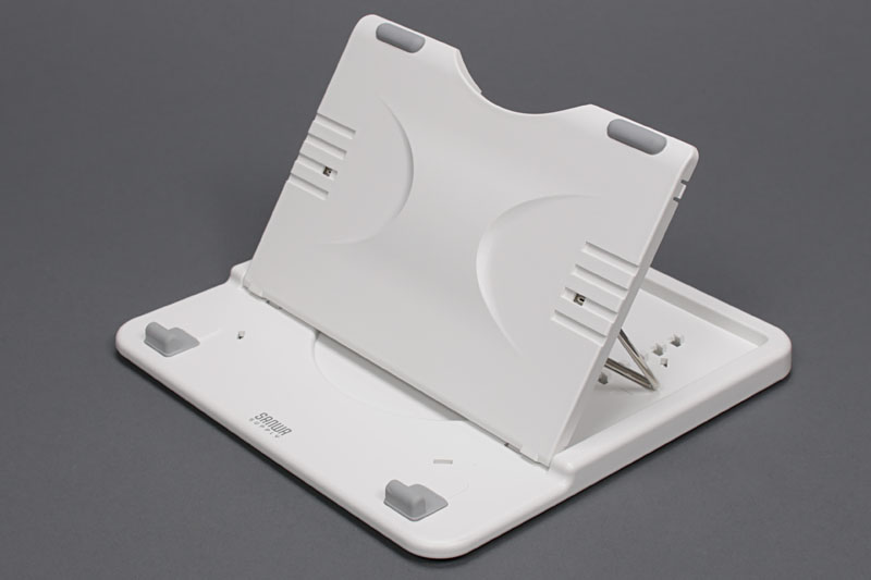 サンワサプライの「タブレット・スレートPC用回転式スタンド MR-TABST5」。「タブレット端末向け」のスタンドで、角度は6段階に変えられる。台座部分は360度回転。端末の画面を好みの方向に向けられる。折り畳むと縦横18.8cm×厚みは1.5cmになる。質量は185g