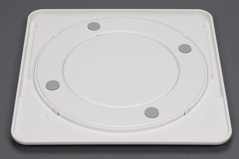 サンワサプライの「タブレット・スレートPC用回転式スタンド MR-TABST5」。「タブレット端末向け」のスタンドで、角度は6段階に変えられる。台座部分は360度回転。端末の画面を好みの方向に向けられる。折り畳むと縦横18.8cm×厚みは1.5cmになる。質量は185g