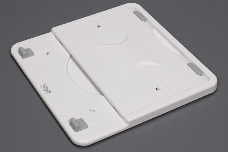 サンワサプライの「タブレット・スレートPC用回転式スタンド MR-TABST5」。「タブレット端末向け」のスタンドで、角度は6段階に変えられる。台座部分は360度回転。端末の画面を好みの方向に向けられる。折り畳むと縦横18.8cm×厚みは1.5cmになる。質量は185g