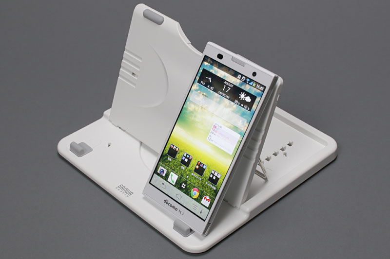 「Arrows NX F-06E」をセットした様子。スマートフォンスタンドとして使えないこともないが……無理がありますな