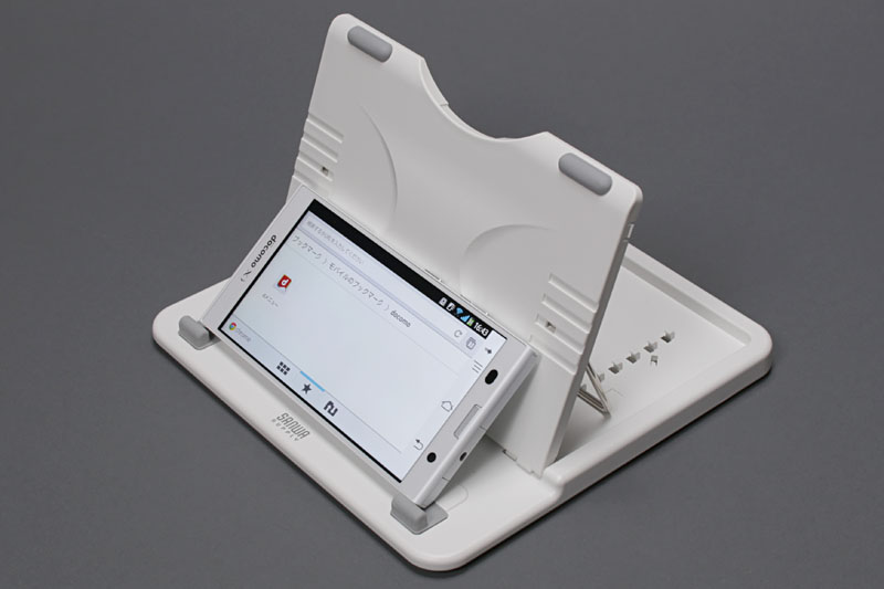 「Arrows NX F-06E」をセットした様子。スマートフォンスタンドとして使えないこともないが……無理がありますな