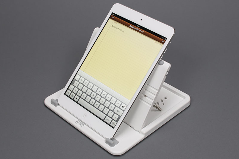 「iPad mini」をセットした様子。まずまず実用的なサイズ感で、安定感も十分だ