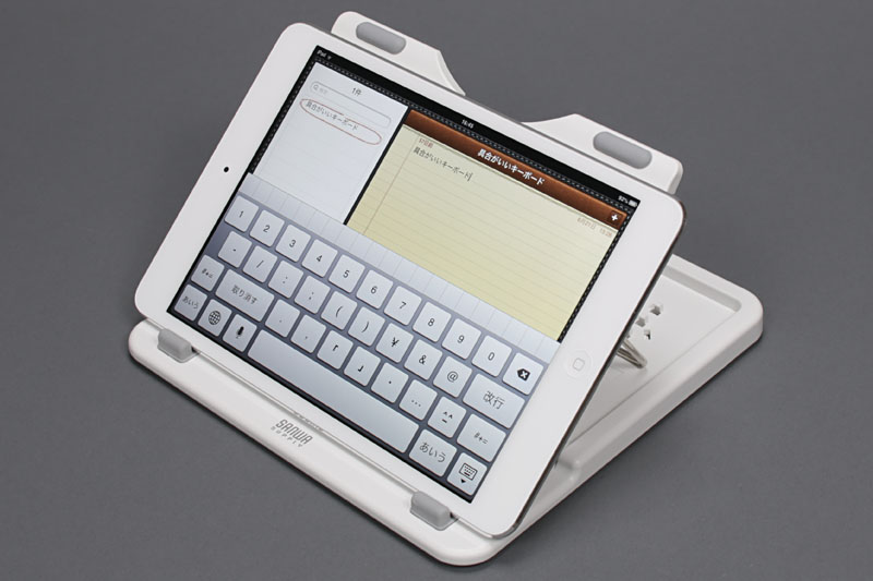 「iPad mini」をセットした様子。まずまず実用的なサイズ感で、安定感も十分だ