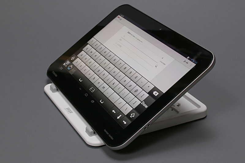 「REGZA Tadlet AT703」をセットした様子。10インチクラスタブレットを縦置きでも横置きでも十二分な安定感とともにセットできた