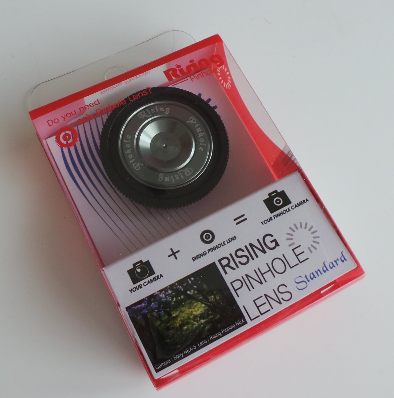 RISING社は、世界中のデジカメ用に交換レンズ型ピンホールレンズを提供している