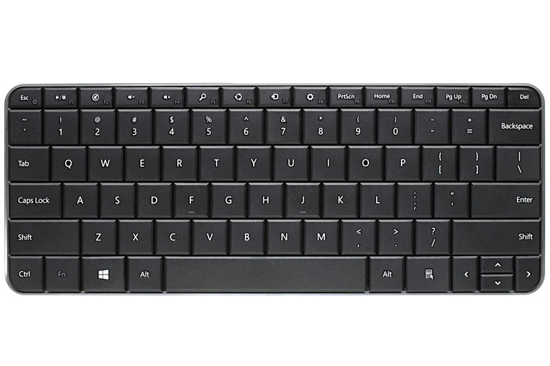 マイクロソフトの「Wedge Mobile Keyboard （ウェッジ モバイル キーボード）」。コンパクトなBluetoothキーボードで、WindowsやMacOSなどに対応している。国内では日本語配列版が主に流通しているが、本記事では並行輸入品の英語配列版を扱っている。英語配列版の電池室には技適（技術適合認証）マークがあるので、合法的に日本国内で使用できる。