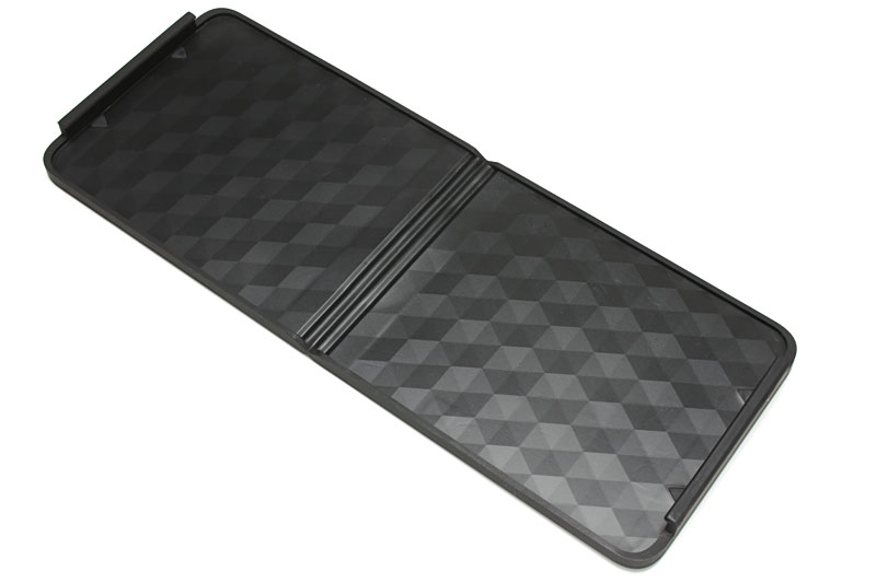 専用のカバーが付属する。カバーをかぶせるだけでキーボードの電源をオフにできる。カバー裏面は独特の質感で、シリコンのような素材と思われる。ほんの少し粘着する感じがあり、ホコリが付きやすい