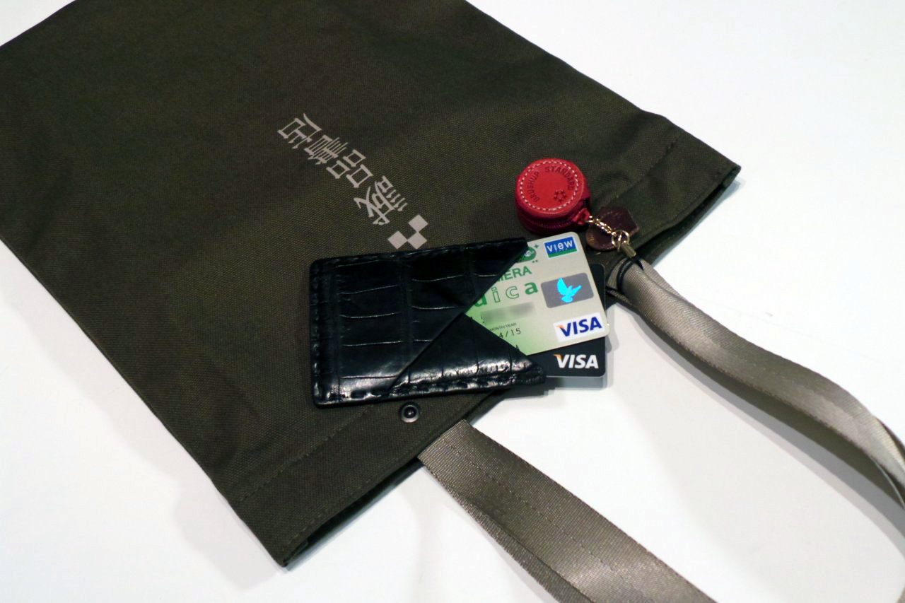 コインケースストラップはケータイのストラップとしても取り付けられるが、昨今のスマホにはストラップホールの無いものも多く、筆者は愛用のトートバッグの持ち手に取り付けた。