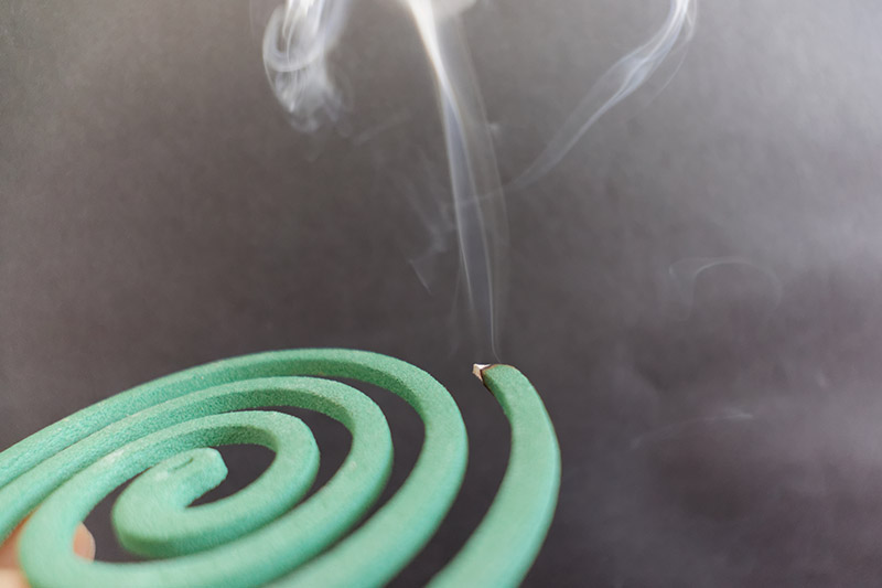 普通の蚊取り線香は、この煙がくせ者でして……