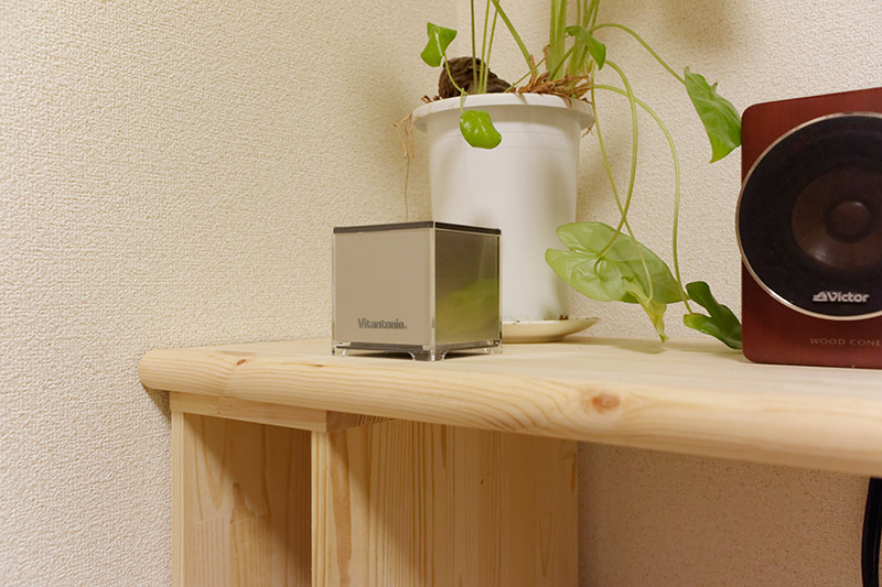 スピーカーの横に置いてみても違和感なし