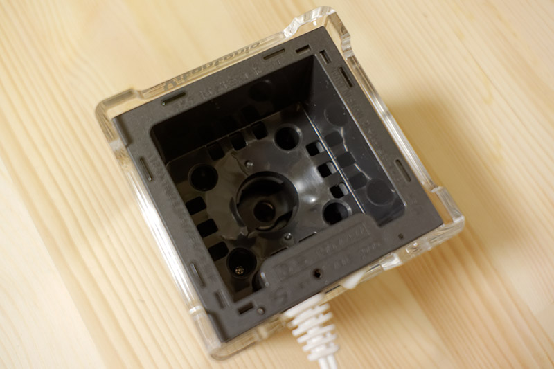 本体をひっくり返したところ。この底面からボトルをねじ込んで使う