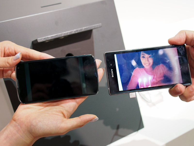 F値2.0で非球面の「Gレンズ」や、1/2.3型の「Exmor RS for mobile」、画像処理エンジンの「BIONZ for mobile」を搭載し、コンパクトデジカメ並みの性能を実現。暗所での撮影では、特に他の端末との違いが顕著だ。写真はNexus 4（左）とXperia Z1（右）で、真っ暗な箱の中の被写体を撮影したところ