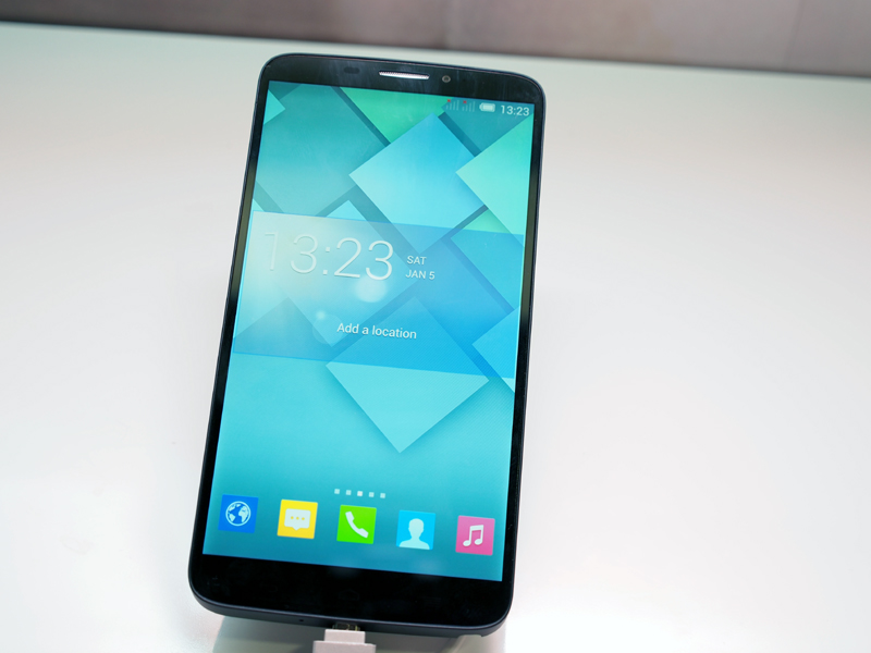 6インチのディスプレイを搭載した「OneTouch Hero」。日本では珍しいデュアルSIM仕様となる。ディスプレイのベゼルが非常に狭いのも特徴だ