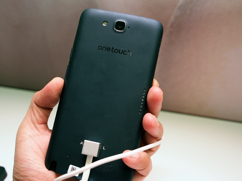 背面はマットな仕上げになっており、13メガピクセルのカメラを搭載する