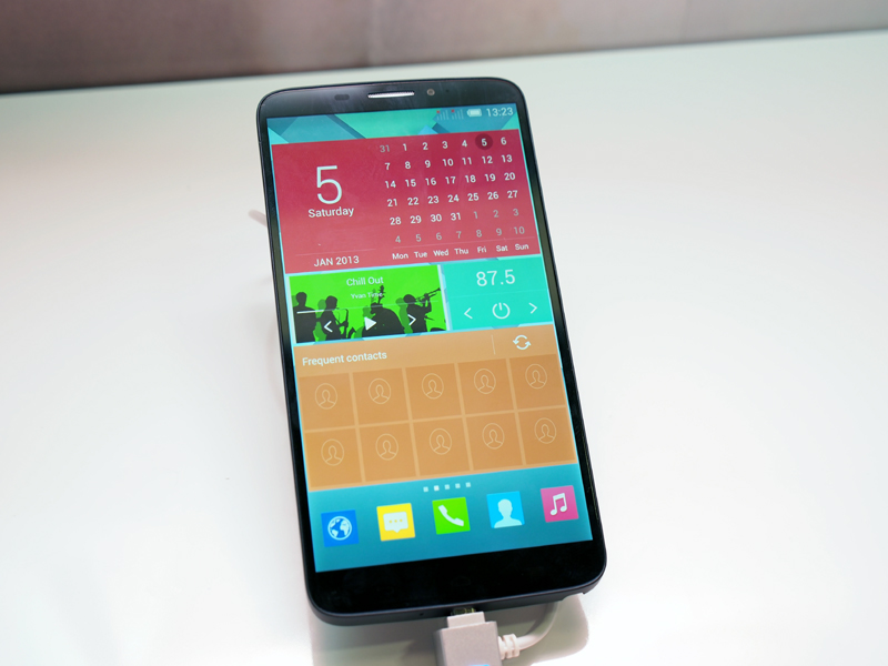 アイコンのほか、ウィジェットにもフラットデザインを採用