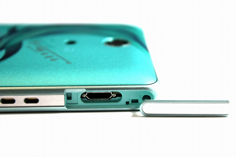 左側面右上にmicroUSB端子。