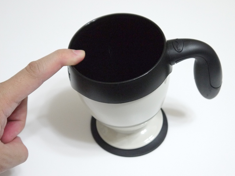 横方向からの力が加わった場合、テーブルに強力にくっついて倒れない。ドリンクがたくさん入っているほど効果が高くなる