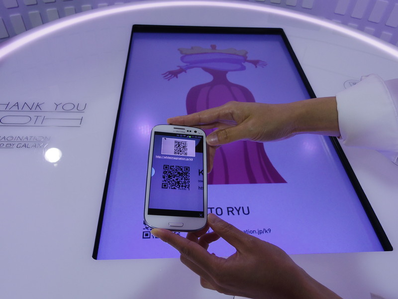 作品のQRコードを読み取ると壁紙がダウンロードできる