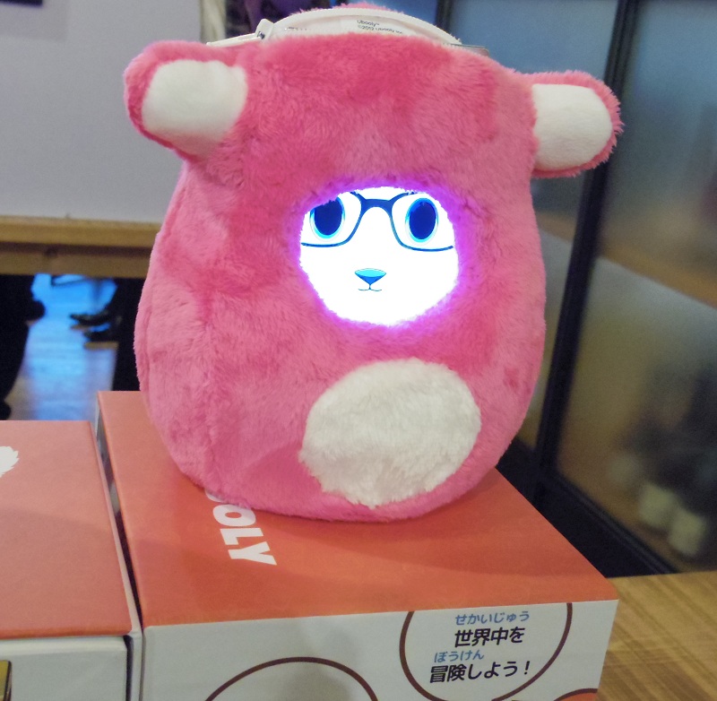 「UBOOLY」アプリを入れたスマートフォンをセットして遊ぶ