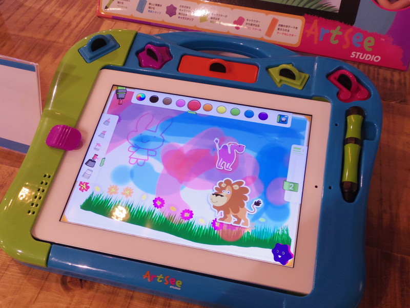 「ArtSee STUDIO」iPadを本体にセットして使う