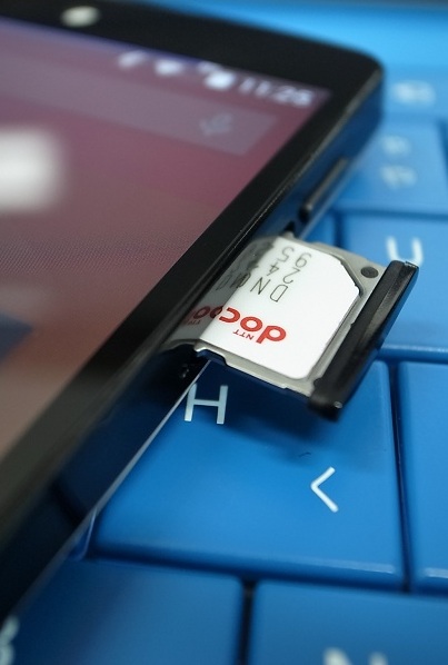 SIMのサイズはmicroSIMを利用する。筆者はイー・モバイル、NTTドコモのデータ契約、MVNOのIIJを適当に入れ替えて遊んでいる