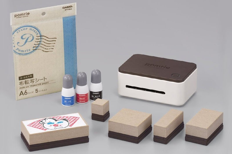 スタンプは全7種。インクは全8色。USB接続タイプ（PC専用）のSTC-U10と、Wi-Fi/USB接続タイプ（PC/スマートフォン用）のSTC-W10がある。カシオ直販価格は、STC-U10が5980円、STC-W10が7980円