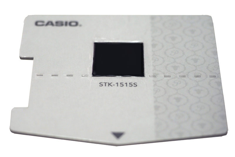 アプリ上の「製版します。よろしいですか？」にOKをクリックしたら、専用のシートホルダーを、本体背面のスリットから挿入する。間もなくプリントが行われ、シートホルダーが本体前面から出てくる