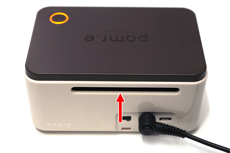 アプリ上の「製版します。よろしいですか？」にOKをクリックしたら、専用のシートホルダーを、本体背面のスリットから挿入する。間もなくプリントが行われ、シートホルダーが本体前面から出てくる