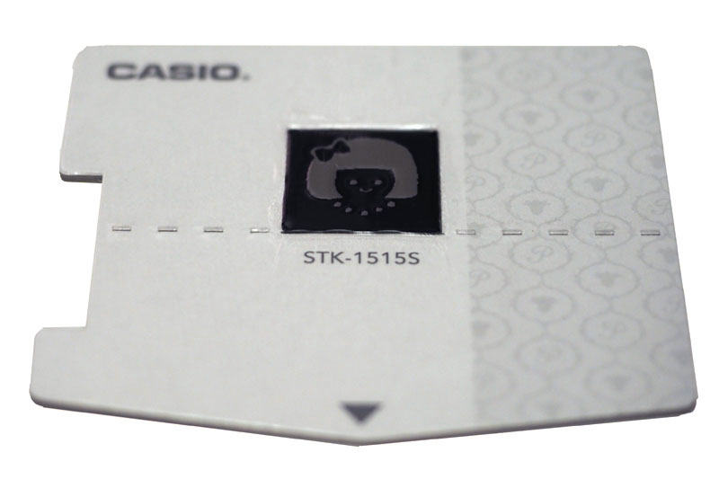 黒い部分がスタンプで、そのなかのグレーの部分が印影となる。シートを折ってスタンプ面を取り出し、スタンプベースに貼り付ける