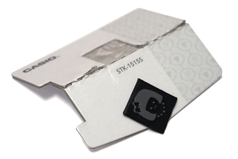 黒い部分がスタンプで、そのなかのグレーの部分が印影となる。シートを折ってスタンプ面を取り出し、スタンプベースに貼り付ける