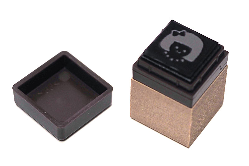 スタンプ面をスタンプベースに貼ったら、インクを染み込ませる。インクが染み込んだら、何度かテストスタンプを押す