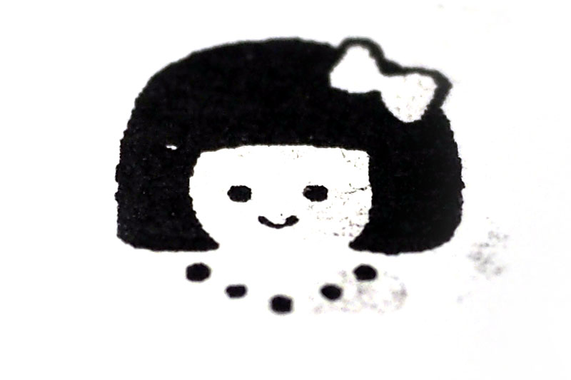 スタンプが十分キレイに押せるようになったら、シールにスタンプし、これをスタンプの頭に貼ってできあがり