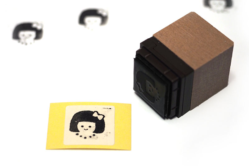 スタンプが十分キレイに押せるようになったら、シールにスタンプし、これをスタンプの頭に貼ってできあがり