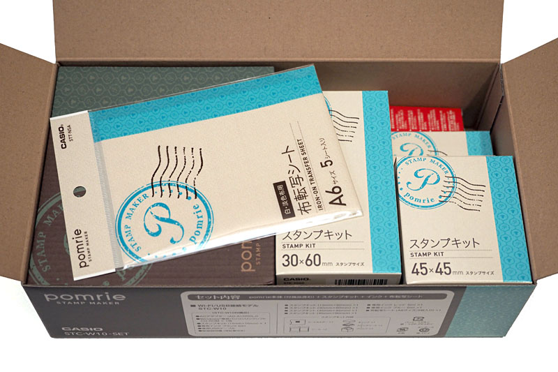 カシオの「ポムリエ 年賀状スタンプ作成キット STC-W10-SET」。ポムリエ本体（Wi-Fi/USBモデル）×1台、スタンプキット×4種類、インク×2種、布転写シート1個が含まれていて、直販価格は1万2800円