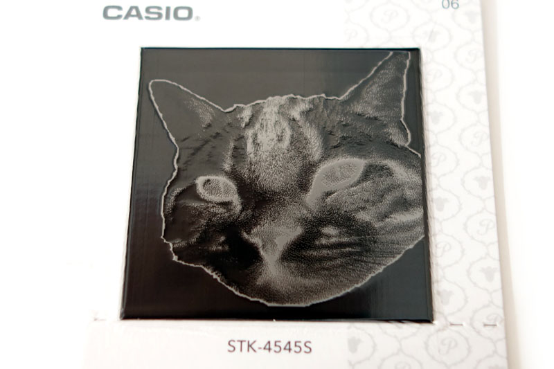 プリントされた印面をスタンプグリップに貼り、インクを染み込ませて、何度か試し押し。最終的に得られたスタンプ印影が右の写真となる