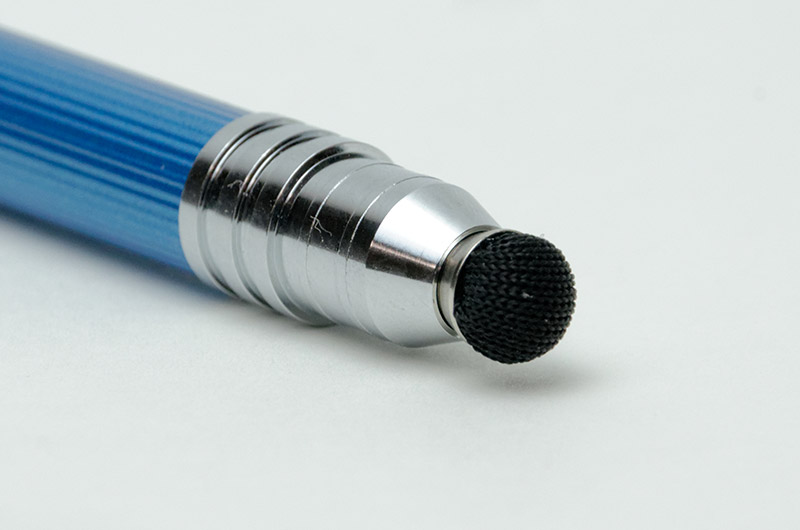 先端はざらざらした繊維素材。書き味はきわめて軽い