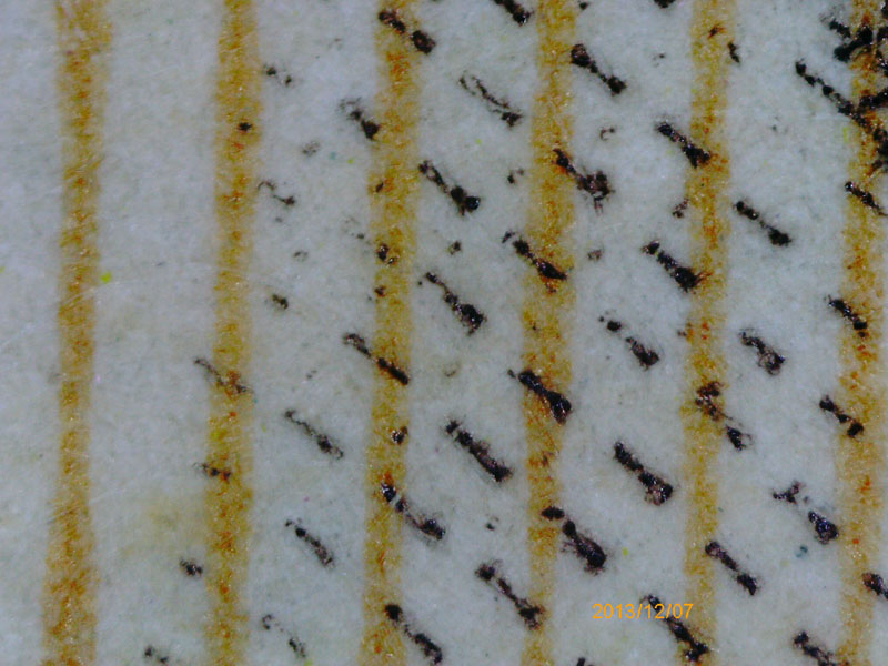 レンズ前の透明の筒を対象にピタリと合わせ、最大倍率で撮影できる。デジタルズームを使わなければ250倍程度となる。中央はその画像の縮小イメージで、右はドットバイドットのトリミング（以下同様）