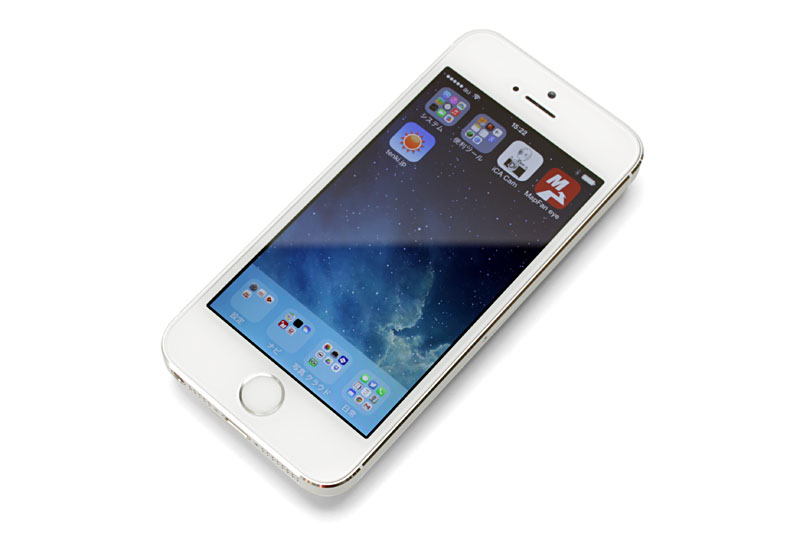 iPhone 5sのシルバーを購入。キャリアはau。今時的な画面大きめAndoroidスマートフォンと比べると、な～んかヒッジョーにスレンダーだと感じる。