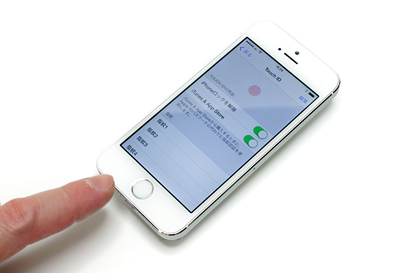 指紋認証センサーの「Touch ID」を使えば、ホームボタンに指を置くだけでロック解除ができる。iTunesストアでアプリを買うときの認証も可能っス。
