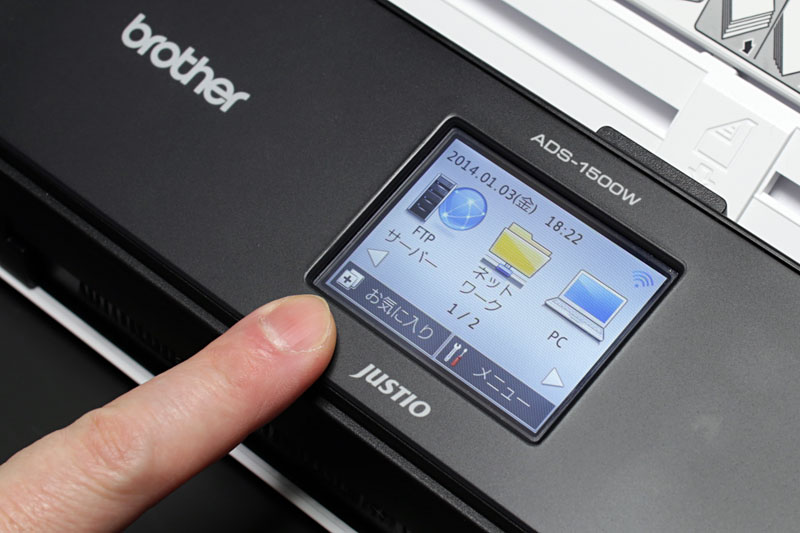 スキャン操作はPCやスマートフォン/タブレット側のソフトウェアや、本体のタッチ対応カラー液晶で行う。レターサイズやA4サイズ～B6サイズ程度までスキャンが可能なほか、クレジットカードなどのスキャンも行える。スキャン結果をUSBメモリに保存することも可能だ