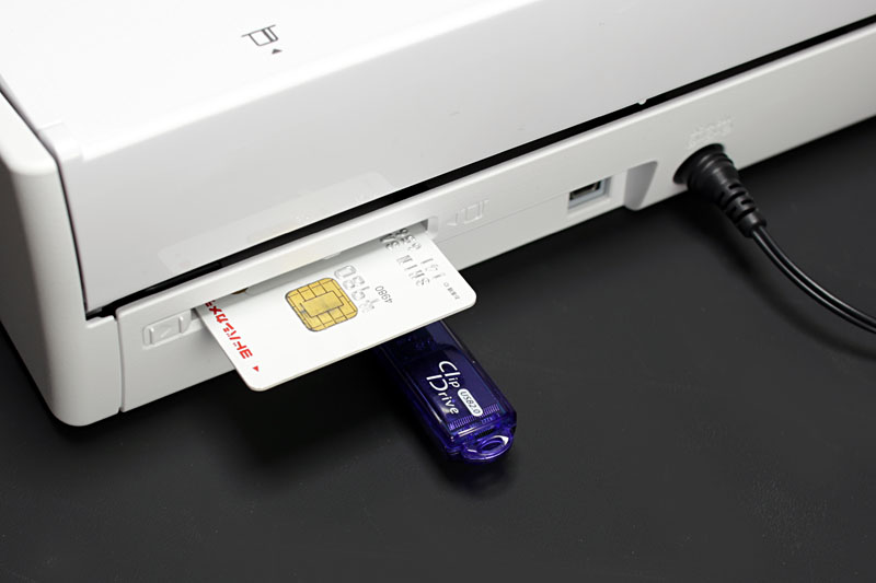 スキャン操作はPCやスマートフォン/タブレット側のソフトウェアや、本体のタッチ対応カラー液晶で行う。レターサイズやA4サイズ～B6サイズ程度までスキャンが可能なほか、クレジットカードなどのスキャンも行える。スキャン結果をUSBメモリに保存することも可能だ