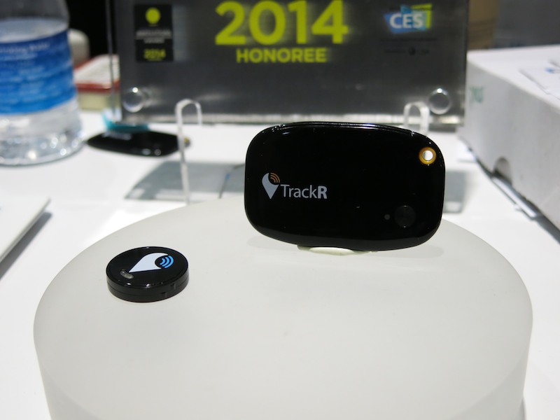 カギや財布に装着し、スマートフォンからBluetooth経由でアラームを鳴らして探すことができる「TrackR」