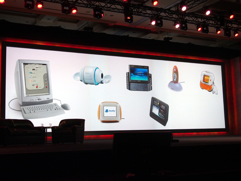 ソニーの過去の製品を振り返りつつ、感動を与える重要性を語る平井氏