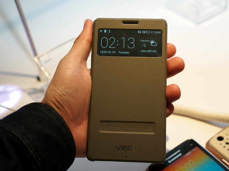 アクセサリーとして、小窓がついたフリップ型のカバーも用意する